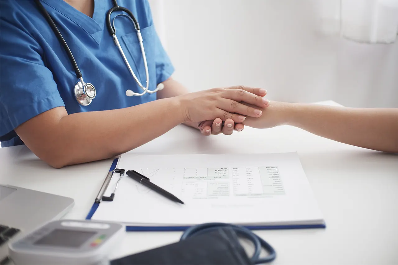 Doctor tomando la mano de paciente en Centro Médico Aliviarte